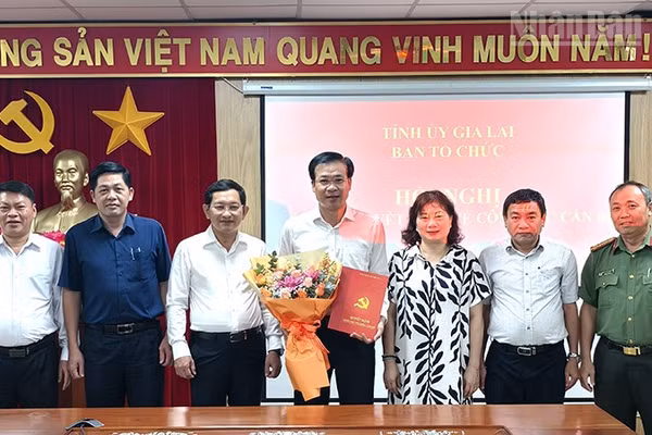 Lãnh đạo Ban Tổ chức Tỉnh ủy Gia Lai và lãnh đạo Công an tỉnh trao Quyết định, tặng hoa chúc mừng tân Phó Trưởng Ban Tổ chức Tỉnh ủy Gia Lai.