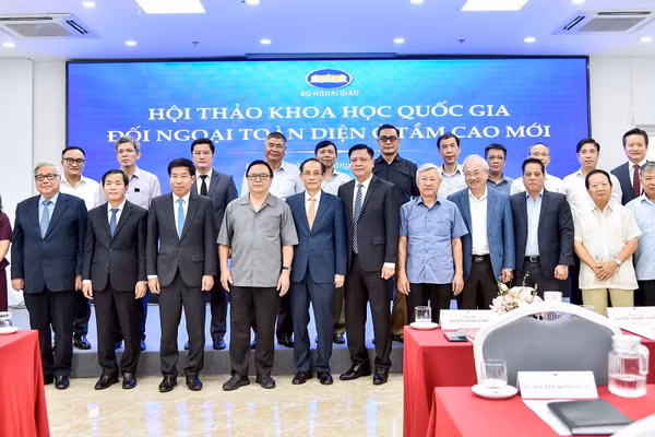 Đồng chí Lê Hoài Trung, Ủy viên Bộ Chính trị, Bộ trưởng Ngoại giao và các đại biểu tham dự Hội thảo khoa học quốc gia “Đối ngoại toàn diện ở tầm cao mới”, tại Hà Nội, ngày 26/10/2026. (Ảnh: Bộ Ngoại giao cung cấp)