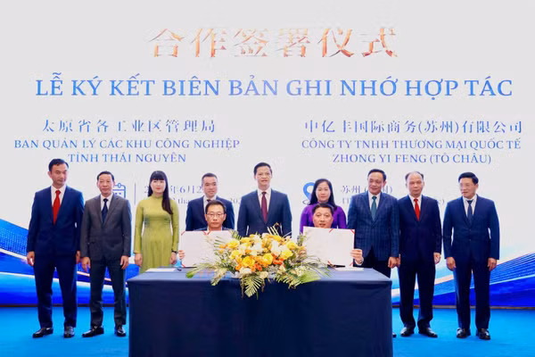 Ban quản lý các khu công nghiệp tỉnh Thái Nguyên và Công ty Trách nhiệm hữu hạn thương mại quốc tế Zhong Yi Feng (Trung Quốc) ký kết biên bản ghi nhớ hợp tác. (Ảnh: Ủy ban nhân dân tỉnh Thái Nguyên)