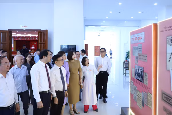 Các đại biểu tham quan trưng bày tại hội thảo. (Ảnh: TUẤN SƠN)