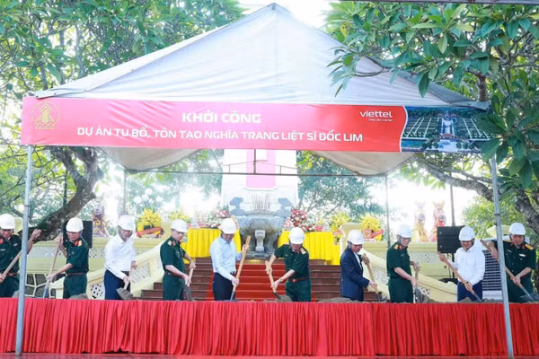 Các đại biểu thực hiện nghi thức động thổ. (Ảnh: DUY ĐỨC)