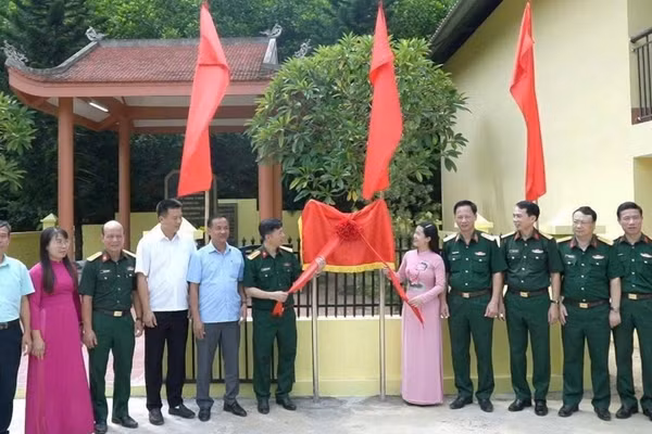 Các đại biểu thực hiện gắn biển cho di tích. (Ảnh: DUY ĐỨC)