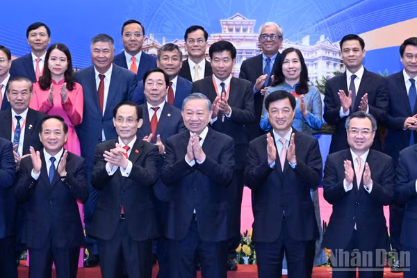 Tổng Bí thư, Chủ tịch nước Tô Lâm cùng các đồng chí lãnh đạo Đảng, Nhà nước và các đại biểu tham dự hội nghị chụp ảnh chung. (Ảnh: TRẦN HẢI)