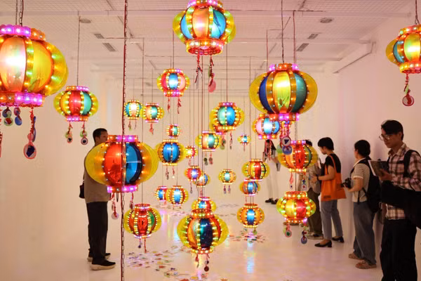 Khách tham quan triển lãm "Huyễn sắc xoay vần" của nghệ sĩ Kito Kengo tại Hà Nội. (Ảnh: Trung tâm Giao lưu Văn hóa Nhật Bản tại Việt Nam)