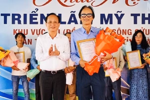 Đồng chí Phạm Văn Thiều, Phó Bí thư Tỉnh ủy, Chủ tịch Hội đồng nhân dân tỉnh Cà Mau trao giải Nhất tặng họa sĩ Lại Lâm Tùng (đơn vị tỉnh Cà Mau), với tác phẩm "Góc rừng U Minh". (Ảnh: TRỌNG DUY)