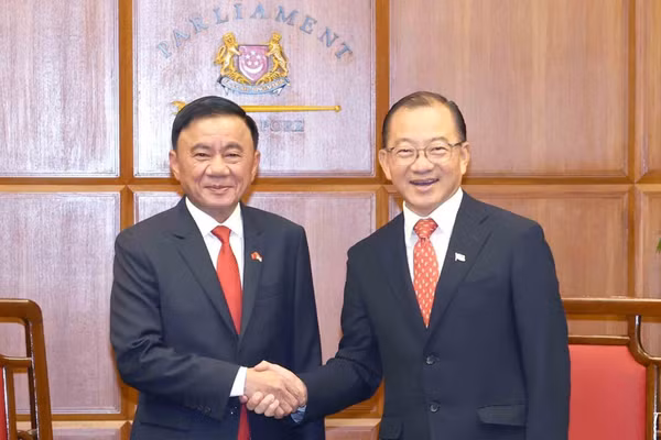 Thường trực Ban Bí thư Trần Cẩm Tú hội kiến Chủ tịch Quốc hội Singapore Seah Kian Peng. (Ảnh: TTXVN)