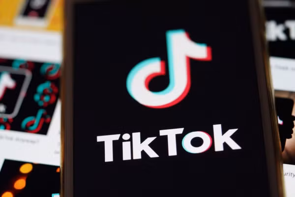 Ảnh minh họa: Biểu tượng TikTok trên màn hình điện thoại. (Ảnh: THX/TTXVN)