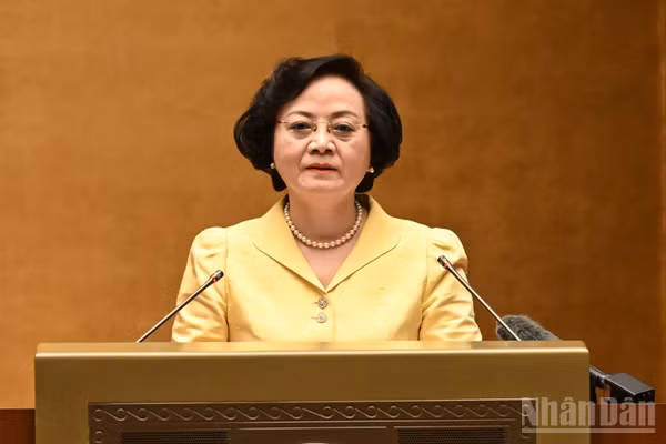 Bí thư Trung ương Đảng, Phó Thủ tướng Chính phủ Phạm Thị Thanh Trà truyền đạt những nội dung trọng tâm, cốt lõi của Kết luận số 105-KL/TW về thu hút và trọng dụng nhân tài trong các ngành, lĩnh vực mũi nhọn.