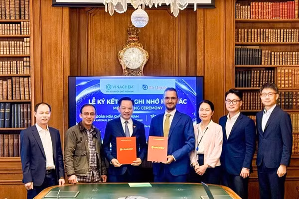 Tổng Giám đốc Vinachem Nguyễn Hữu Tú và ông Erik Mota Calvosa, Giám đốc điều hành khu vực Đông Nam Á thuộc Tập đoàn Air Liquide trao Biên bản ghi nhớ. (Ảnh: BÍCH THỦY)