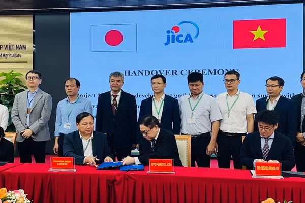 Đại diện JICA, VNUA và Toyo ký kết bàn giao hệ thống thiết bị máy móc. (Ảnh: ANH THƯ)