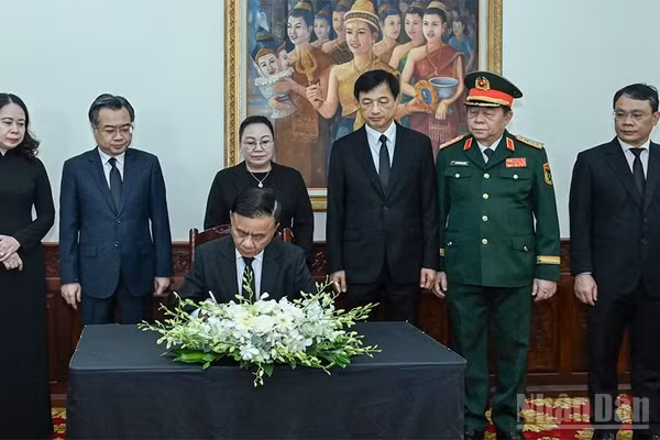 Đồng chí Trần Cẩm Tú ghi sổ tang tại lễ viếng Chủ tịch Quốc hội Lào Saysomphone Phomvihane, sáng 10/8, tại Đại sứ quán Lào tại Hà Nội. (Ảnh: DUY LINH)