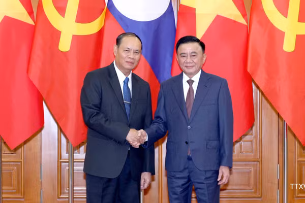 Đồng chí Trần Cẩm Tú, Ủy viên Bộ Chính trị, Thường trực Ban Bí thư chủ trì Lễ đón đồng chí Vilay Lakhamphong, Ủy viên Bộ Chính trị, Thường trực Ban Bí thư Trung ương Đảng Nhân dân Cách mạng Lào sang thăm chính thức Việt Nam, ngày 15/10/2026. (Ảnh: TTXVN)