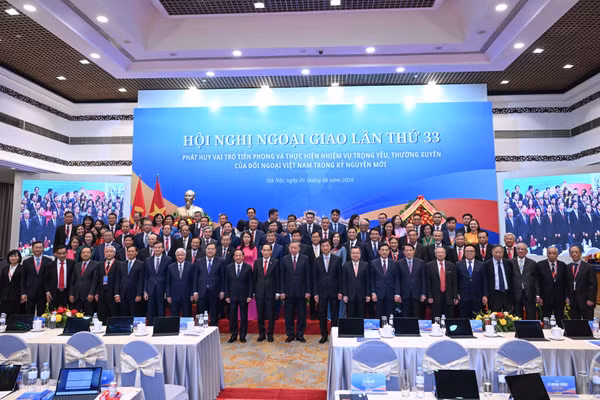 Tổng Bí thư, Chủ tịch nước Tô Lâm cùng các đồng chí lãnh đạo Đảng, Nhà nước và các đại biểu tham dự hội nghị chụp ảnh chung.