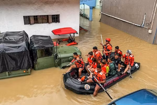 Ảnh minh họa: Lực lượng cứu nạn di dời người dân chịu ảnh hưởng của lũ lụt do bão Trami gây ra tại tỉnh Camarines Sur, Philippines, ngày 24/10/2024. (Ảnh: Tân Hoa Xã)