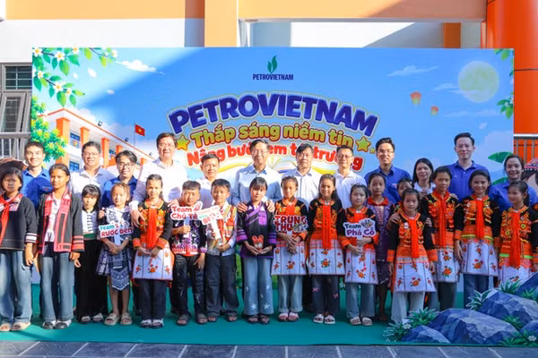 Lãnh đạo Petrovietnam chụp ảnh lưu niệm cùng thầy, cô giáo và các em học sinh Trường Phổ thông nội trú tiểu học và trung học cơ sở Petrovietnam-Phong Thổ. (Ảnh: Hoàng Anh)