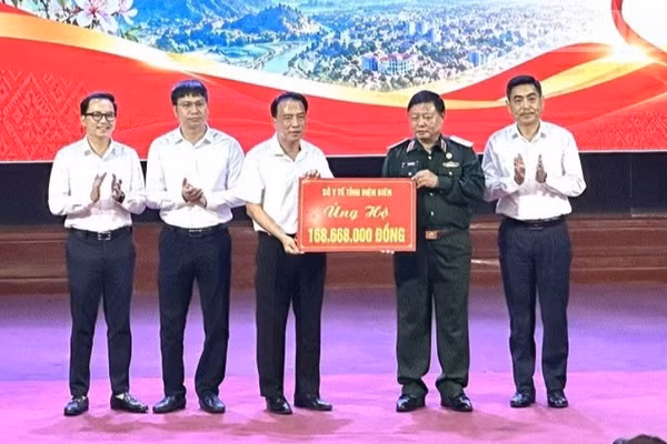 Các đồng chí lãnh đạo Ủy ban Mặt trận Tổ quốc Việt Nam tỉnh Điện Biên tiếp nhận ủng hộ Quỹ "Vì người nghèo" của Sở Y tế Điện Biên. (Ảnh: LÊ LAN)