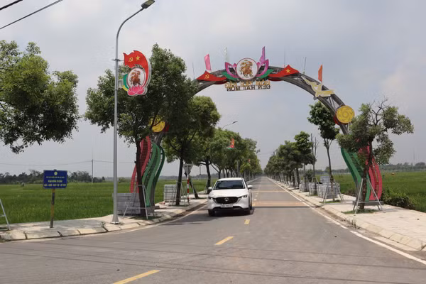 Qua xây dựng nông thôn mới, đường giao thông xã Hát Môn (Hà Nội) được xây dựng khang trang, hiện đại. (Ảnh Nguyễn Mai)