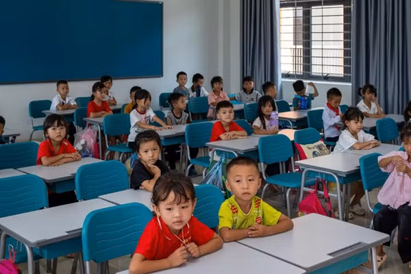 Các em học sinh Trường Phổ thông nội trú tiểu học và THCS Petrovietnam - Phong Thổ háo hức trước lễ khai giảng năm học mới. (Ảnh: HIỀN ANH)