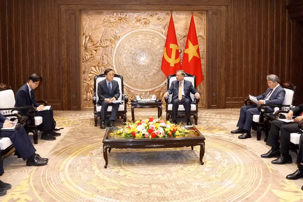 Tổng Bí thư, Chủ tịch nước Tô Lâm tiếp Bộ trưởng Đất đai, Cơ sở hạ tầng và Giao thông Hàn Quốc Kim Yun Duk. (Ảnh: TTXVN)