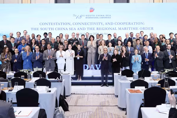 Các đại biểu chụp ảnh lưu niệm sau phiên khai mạc Hội thảo khoa học quốc tế về Biển Đông lần thứ 18, tại Hà Nội, ngày 7/10/2026. (Ảnh: TTXVN)
