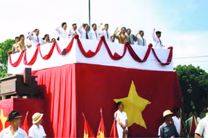 Thời khắc lịch sử Chủ tịch Hồ Chí Minh đọc Tuyên ngôn Độc lập ngày 2/9/1945, ảnh tô mầu Viên Hồng Quang thực hiện từ ảnh tư liệu gốc. 