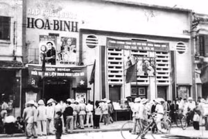 Xem văn nghệ thời thiếu khó