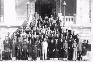 Chủ tịch Hồ Chí Minh với các nhà tư sản Hà Nội trước Bắc Bộ Phủ ngày 18/9/1945. Ảnh: TL
