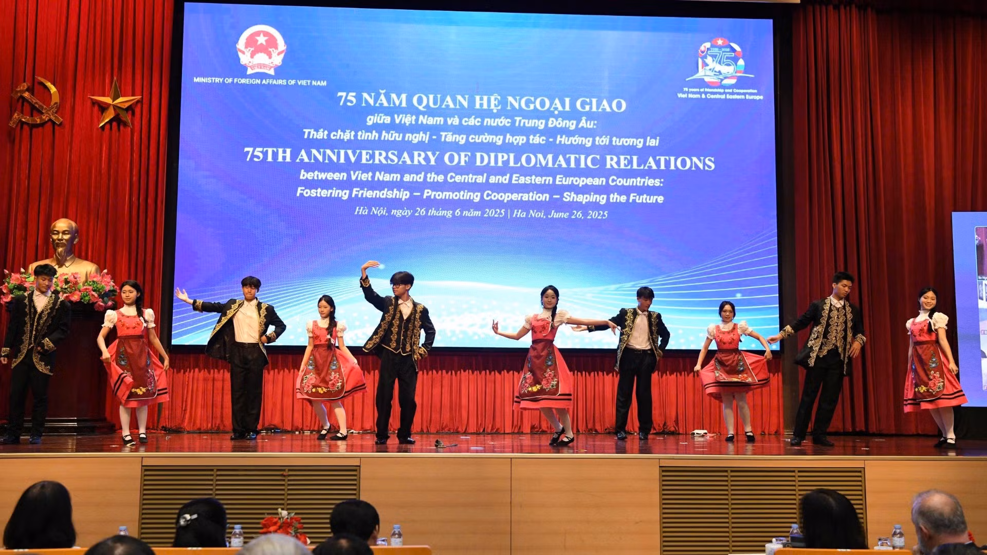 Tiết mục nghệ thuật của các em học sinh tại trường Trung học phổ thông Việt Nam-Ba Lan tại sự kiện. (Ảnh: THẾ DƯƠNG)
