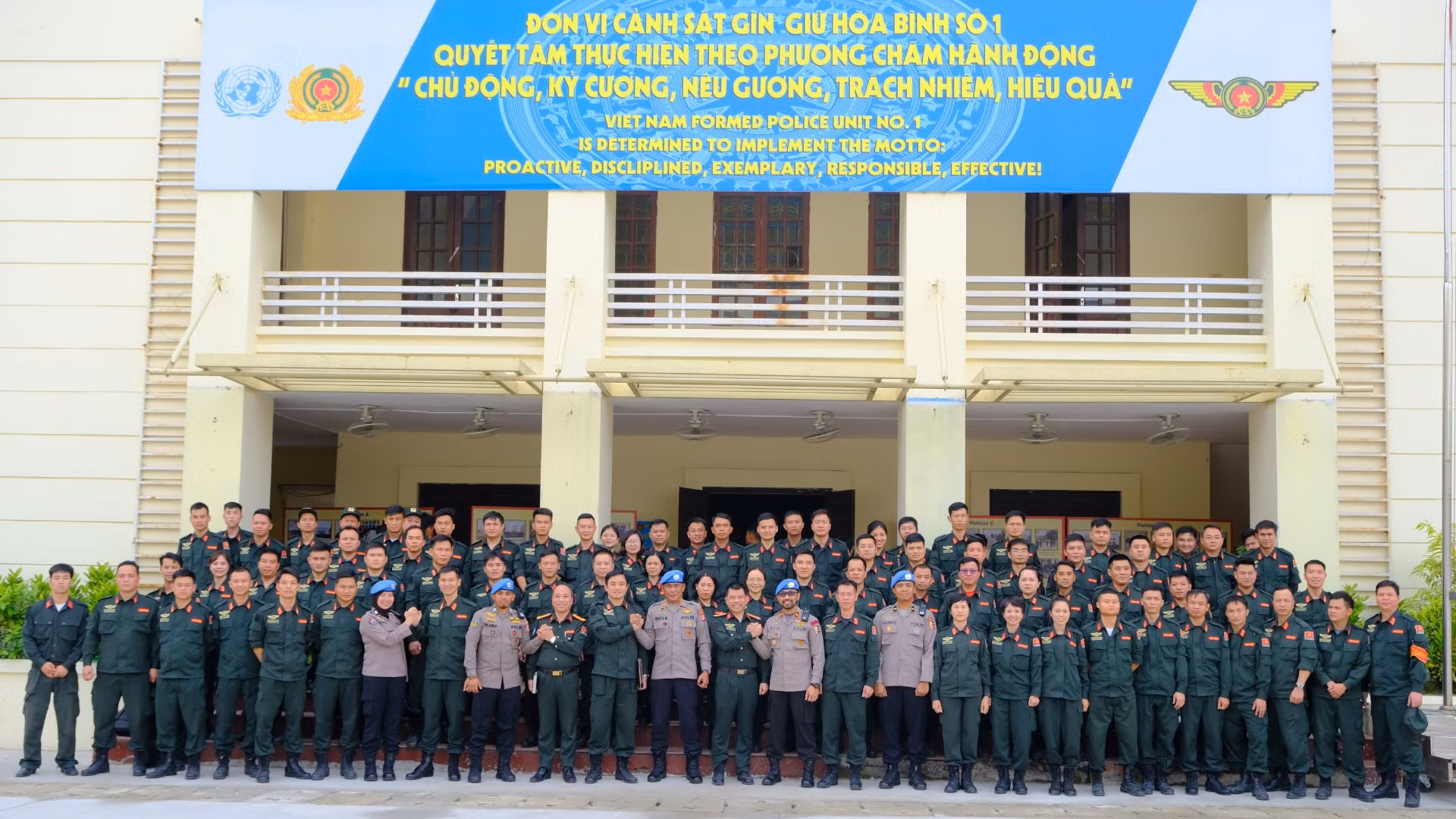 Chuyên gia huấn luyện cảnh sát gìn giữ hoà bình của Cảnh sát quốc gia Indonesia đến huấn luyện cho Đơn vị Cảnh sát gìn giữ hoà bình số 1. (Ảnh: VNFPU1)