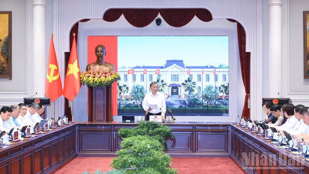 Tổng Bí thư, Chủ tịch nước Tô Lâm chủ trì làm việc với Đảng ủy Chính phủ và các cơ quan về tình hình thực hiện chính sách an sinh xã hội, nhất là đối với các đối tượng yếu thế, đề xuất chủ trương, giải pháp trong thời gian tới. (Ảnh: ĐĂNG KHOA)