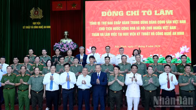 Tổng Bí thư, Chủ tịch nước Tô Lâm với các đại biểu và cán bộ Học viện Kỹ thuật và Công nghệ an ninh (Bộ Công an). (Ảnh: ĐĂNG KHOA)