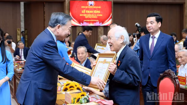 Tổng Bí thư, Chủ tịch nước Tô Lâm trao Huy hiệu 80 năm tuổi đảng tặng các đảng viên lão thành thuộc Đảng bộ Thành phố Hà Nội. (Ảnh: ĐĂNG KHOA)