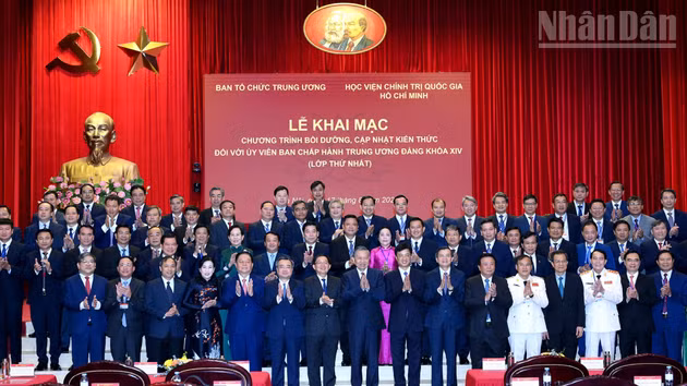Tổng Bí thư, Chủ tịch nước Tô Lâm và các đồng chí lãnh đạo Đảng, Nhà nước với cán bộ Chương trình bồi dưỡng, cập nhật kiến thức đối với Ủy viên Ban Chấp hành Trung ương Đảng khóa XIV (Lớp thứ nhất). (Ảnh ĐĂNG KHOA)