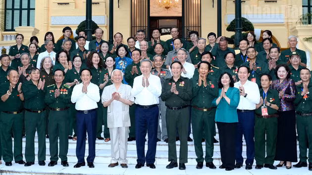 Tổng Bí thư, Chủ tịch nước Tô Lâm với các đồng chí lãnh đạo Đảng, Nhà nước và các đại biểu tham dự gặp mặt. (Ảnh: ĐĂNG KHOA)