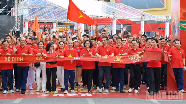 Các đại biểu cùng người dân hoàn thành đi bộ 2 vòng Hồ Hoàn Kiếm.