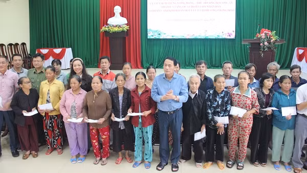 Thượng tướng Lê Quốc Hùng, Ủy viên Trung ương Đảng, Thứ trưởng Công an tặng quà cho các hộ dân bị thiệt hại cho mưa lũ tại thành phố Huế.