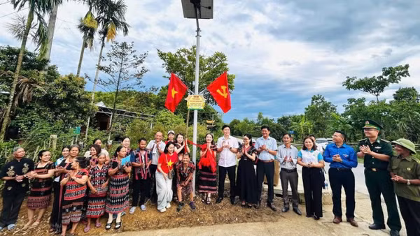 Khánh thành công trình “Ánh sáng đường Biên” và “Đường cờ Tổ quốc” trao tặng Nhân dân thôn Phú Thượng, xã A Lưới 3.