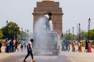 Xe phun sương làm mát không khí ở New Delhi. Ảnh: THE INDIAN EXPRESS