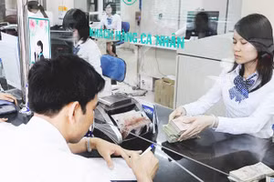 Một số ngân hàng ghi nhận lượng tiền gửi của khách hàng sụt giảm khá mạnh. Ảnh: NAM ANH