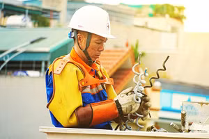 Nhân viên đội hotline Công ty Điện lực Quảng Ninh sửa chữa điện trên lưới. Ảnh: EVNNPC
