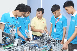 Với lực lượng lao động trẻ, Việt Nam có sức hút đáng kể đối với các nhà đầu tư. Ảnh: NAM ANH