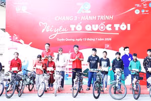 Tặng quà cho học sinh có hoàn cảnh khó khăn của Trường Phổ thông dân tộc bán trú - THCS Lũng Cú.