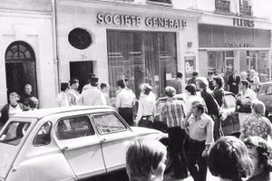 Khung cảnh hỗn loạn bên ngoài ngân hàng Societe Generale sau khi bị trộm. Ảnh: GETTYIMAGES