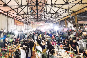 Một góc hàng quà chiều trong chợ Cát Bi.