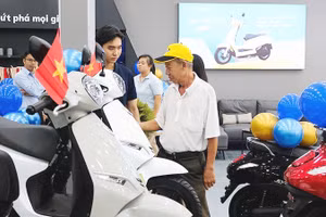 Người tiêu dùng đô thị ngày càng quan tâm nhiều đến xe máy điện.
