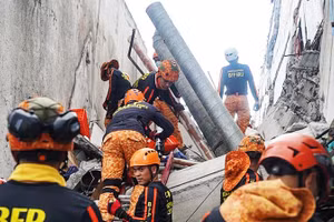 Lực lượng cứu hộ Philippines tại hiện trường. Ảnh: RNZ