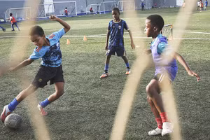 Các học viên trẻ luyện tập tại Học viện Bola Pra Frente. Ảnh: REUTERS