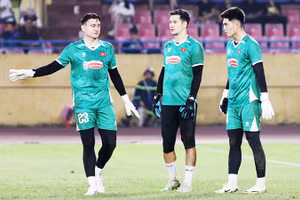 Thủ môn Đặng Văn Lâm (ngoài cùng bên trái) đã trở lại tập luyện. Ảnh: LÊ MINH