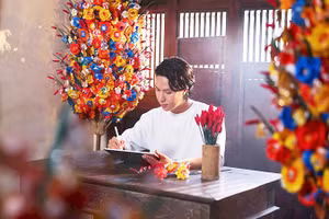 Nhà thiết kế Lê Trọng Hoàng trong chuyến đi tìm hiểu nghề làm hoa giấy Thanh Tiên. Ảnh: NVCC
