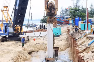 Các đơn vị thi công đang nỗ lực hoàn thành tuyến kè An Lương (TP Đà Nẵng) trước mùa mưa bão năm nay.